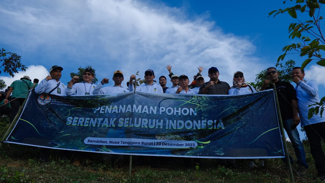 Penanaman 500 pohon di Persemaian Mandalika, Desa Rembitan, Kecamatan Pujut, Kabupaten Lombok Tengah, Nusa Tenggara Barat.