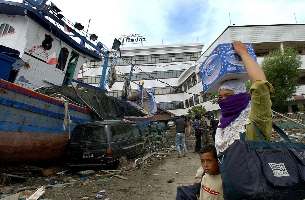 Sebuah kapal terlempar ke darat seusai tsunami di Kota Banda Aceh, Aceh, pada 26 Desember 2004 lalu.