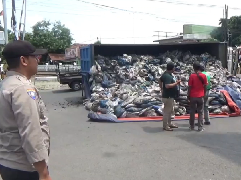 Truk yang terguling.