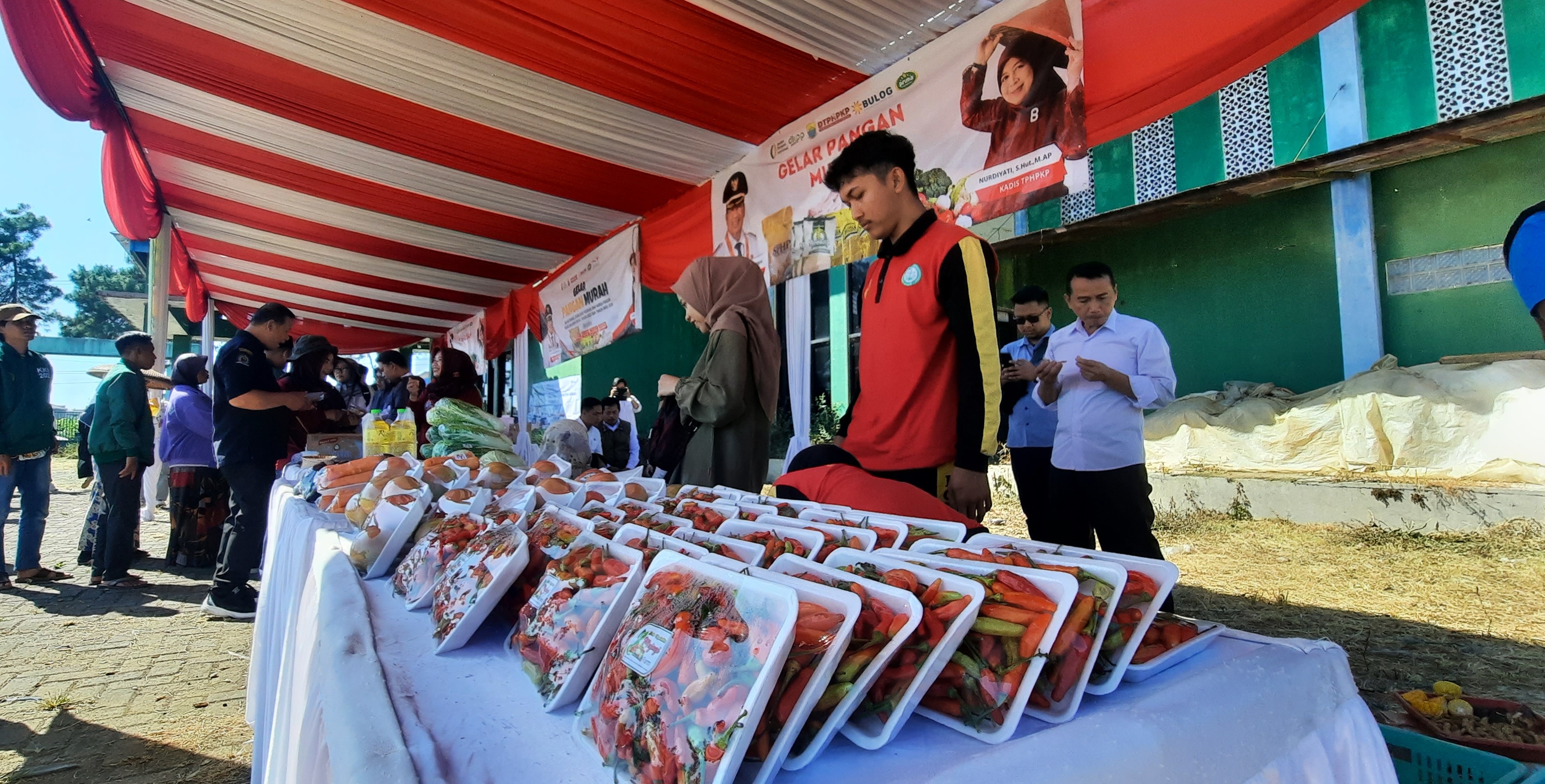 Warga berbelanja kebutuhan pokok di Pasar Murah di Kecamatan Pacet, Cianjur. 