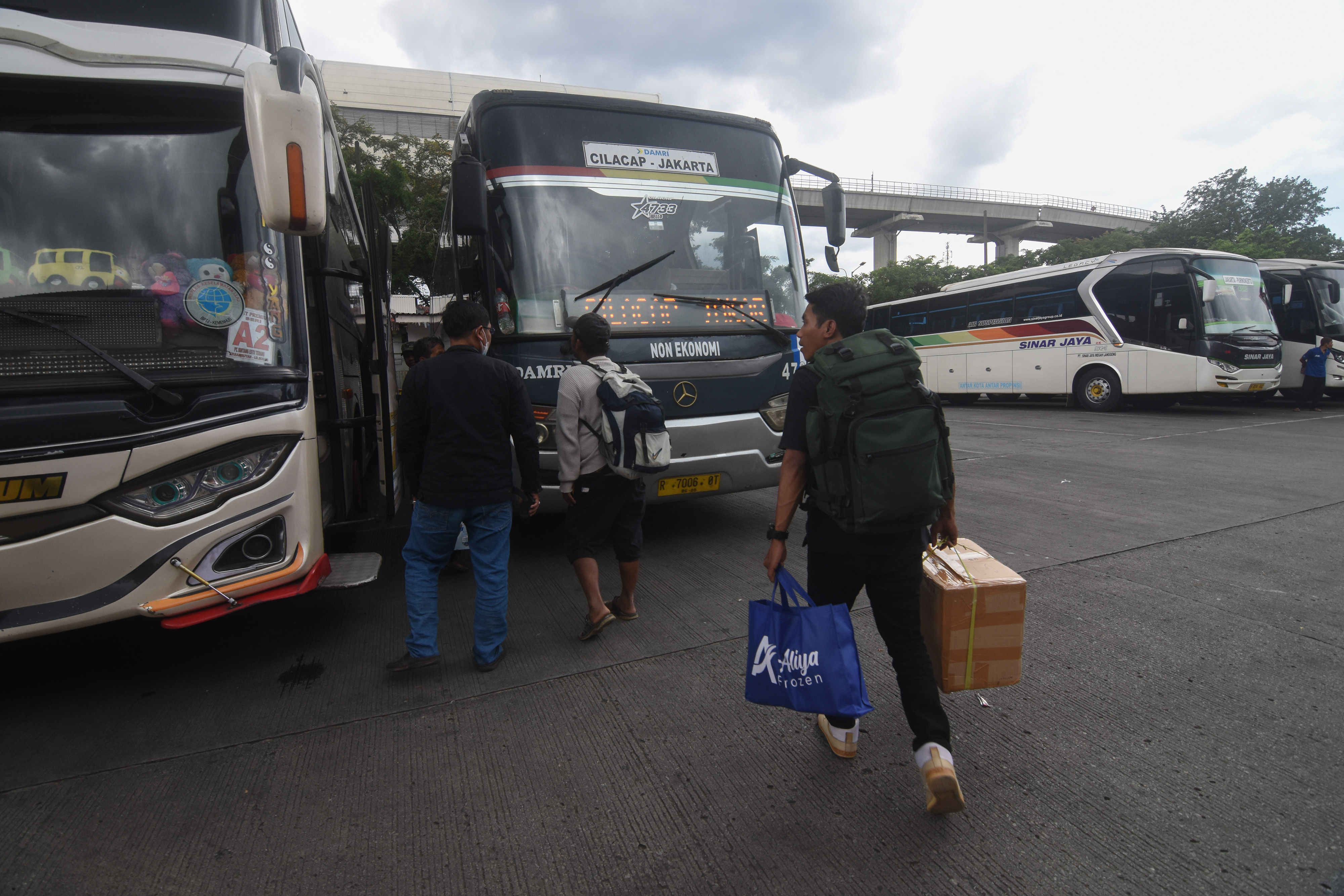 Sejumlah penumpang menaiki bus di Terminal Kampung Rambutan, Jakarta, Minggu (2/4).