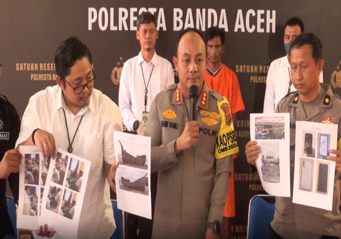 Polisi merilis barang bukti video transaksi penyerahan uang TPPO pengungsi Rohingya, Senin (18/12).
