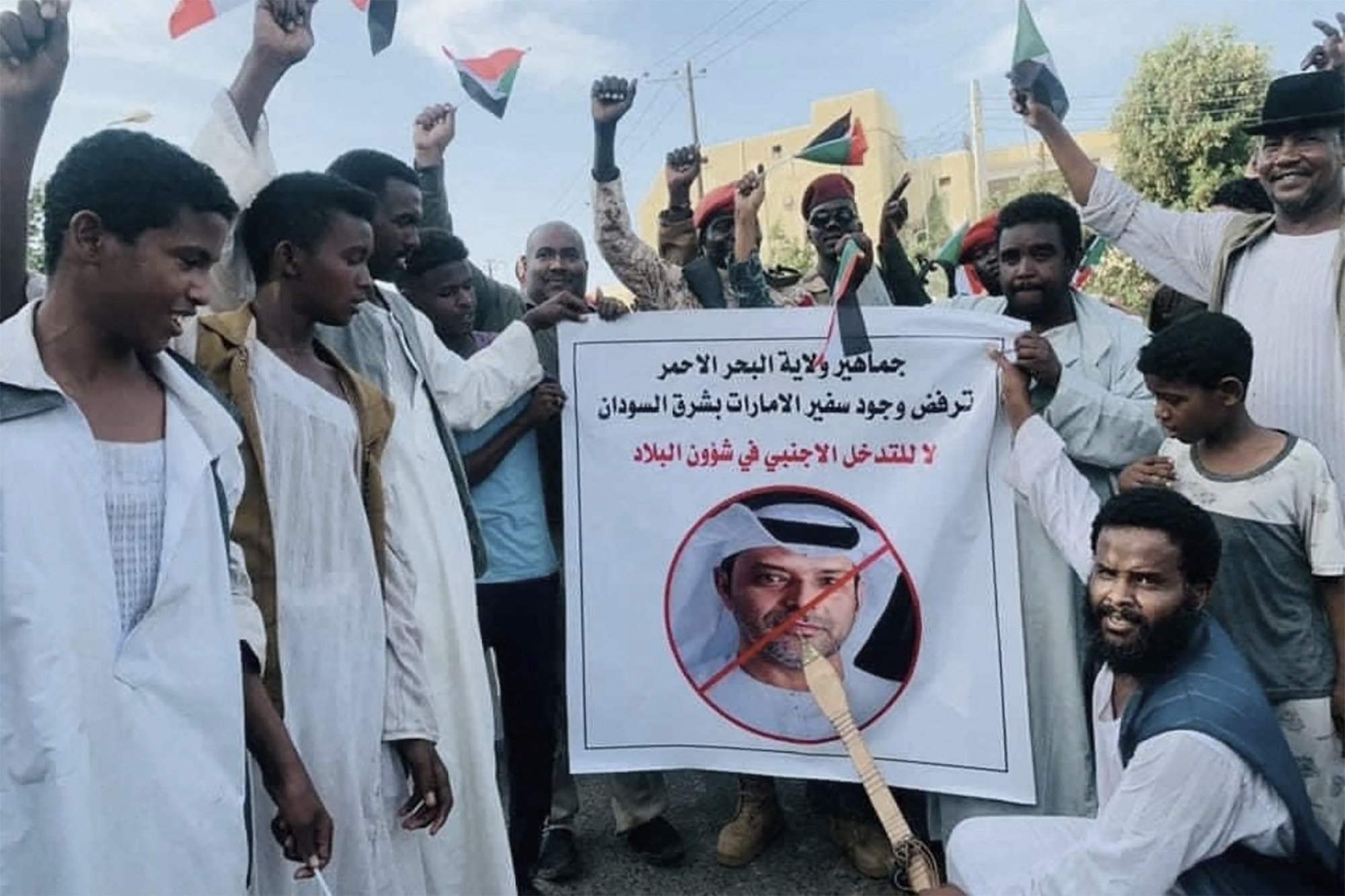 Puluhan pendukung tentara Sudan memprotes pengaruh UEA dalam politik internal Sudan di Port Sudan pada 20 April 2023.