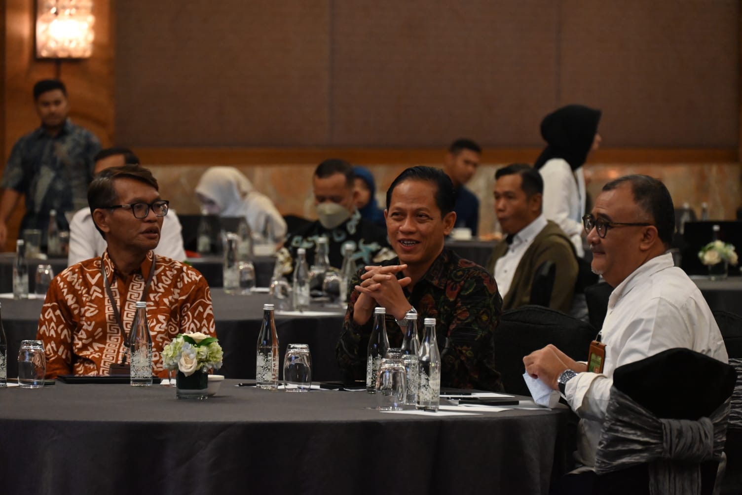 Dirjen PKTL Kementerian LHK, Dr Hanif Faisol Nurofiq (tengah) bersama Direktur PDLKWS, Erik Teguh Primiantoro (kiri)