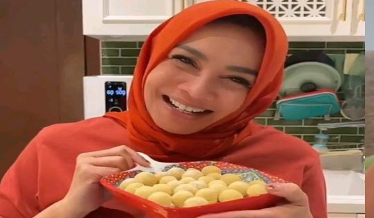 Mama Rieta menunjukkan camilan cimol buatannya