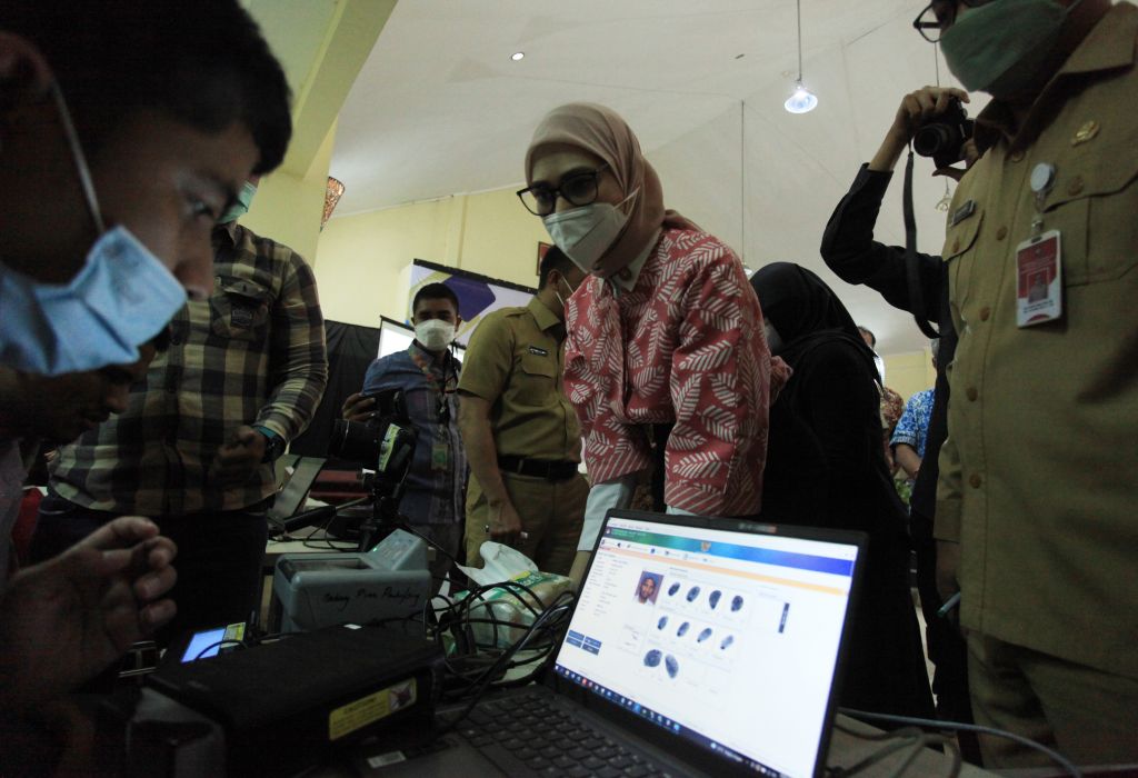 Stafsus Presiden Angkie Yudistia saat meninjau stan dalam acara penyerahan kartu kependudukan siswa SLB di Jakarta