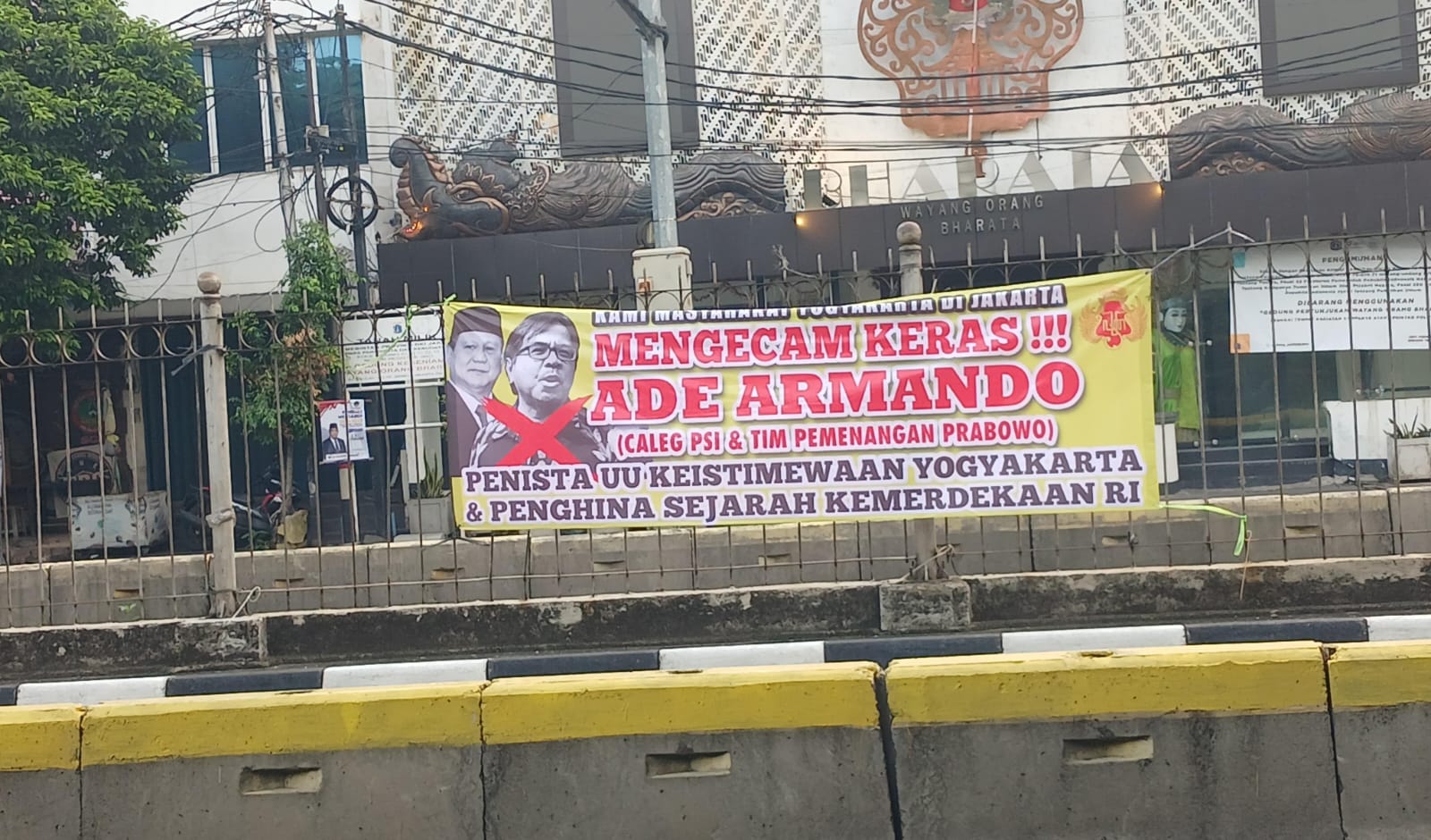 Spanduk kecaman terhadap Ade Armando