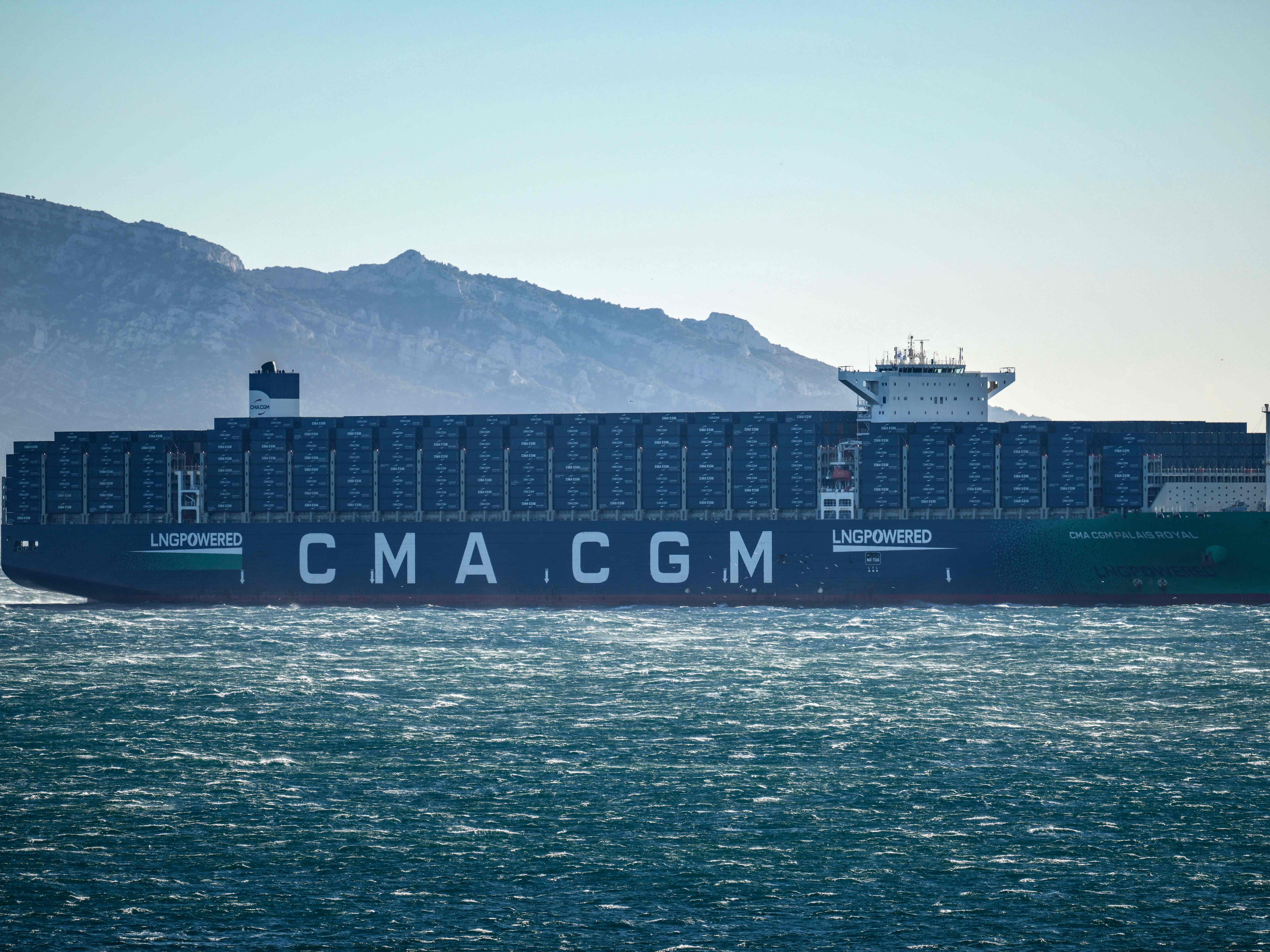 Raksasa pelayaran Prancis CMA CGM pada 16 Desember 2023 menangguhkan pelayaran kapal di Laut Merah.