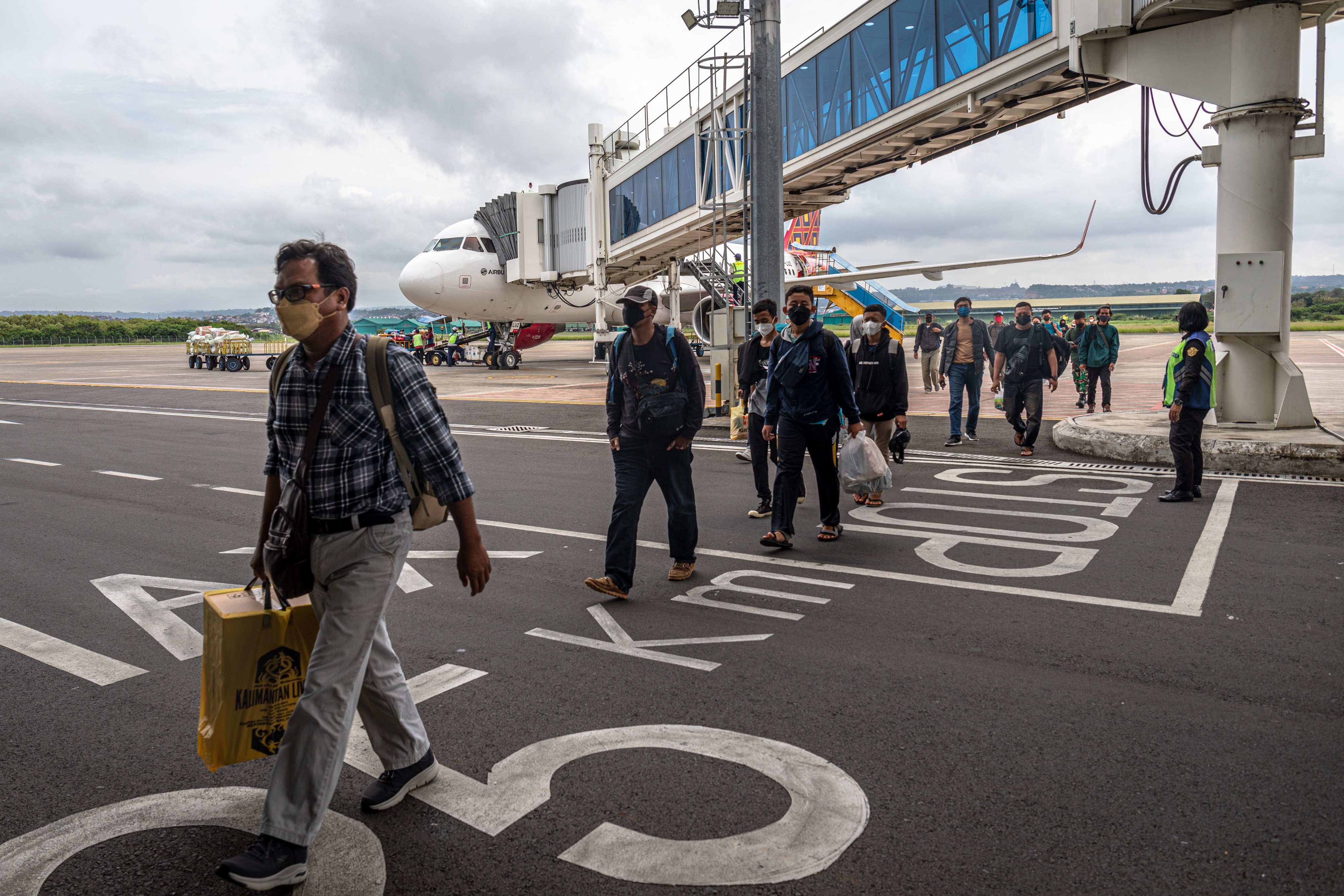 Sejumlah penumpang tiba di Bandara Internasional Jenderal Ahmad Yani Semarang, Jawa Tengah.