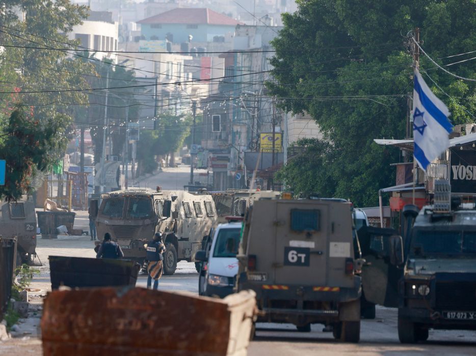 Kendaraan militer Israel tiba di pintu masuk kamp pengungsi Jenin di Tepi Barat