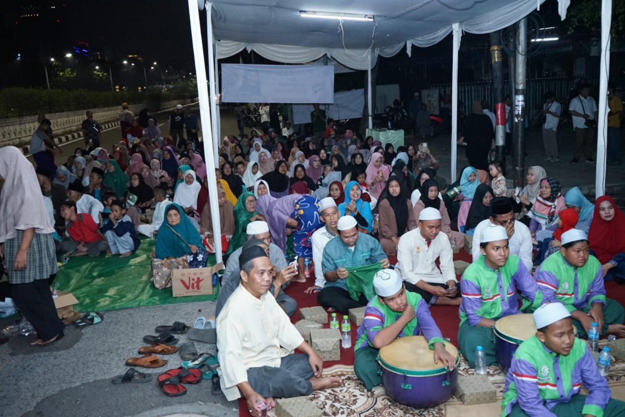 Caleg dari PPP Ir. H. Sintawati menggelar pengajian dan membagikan sembako di Kecamatan Kemayoran, Kota Jakarta Pusat.