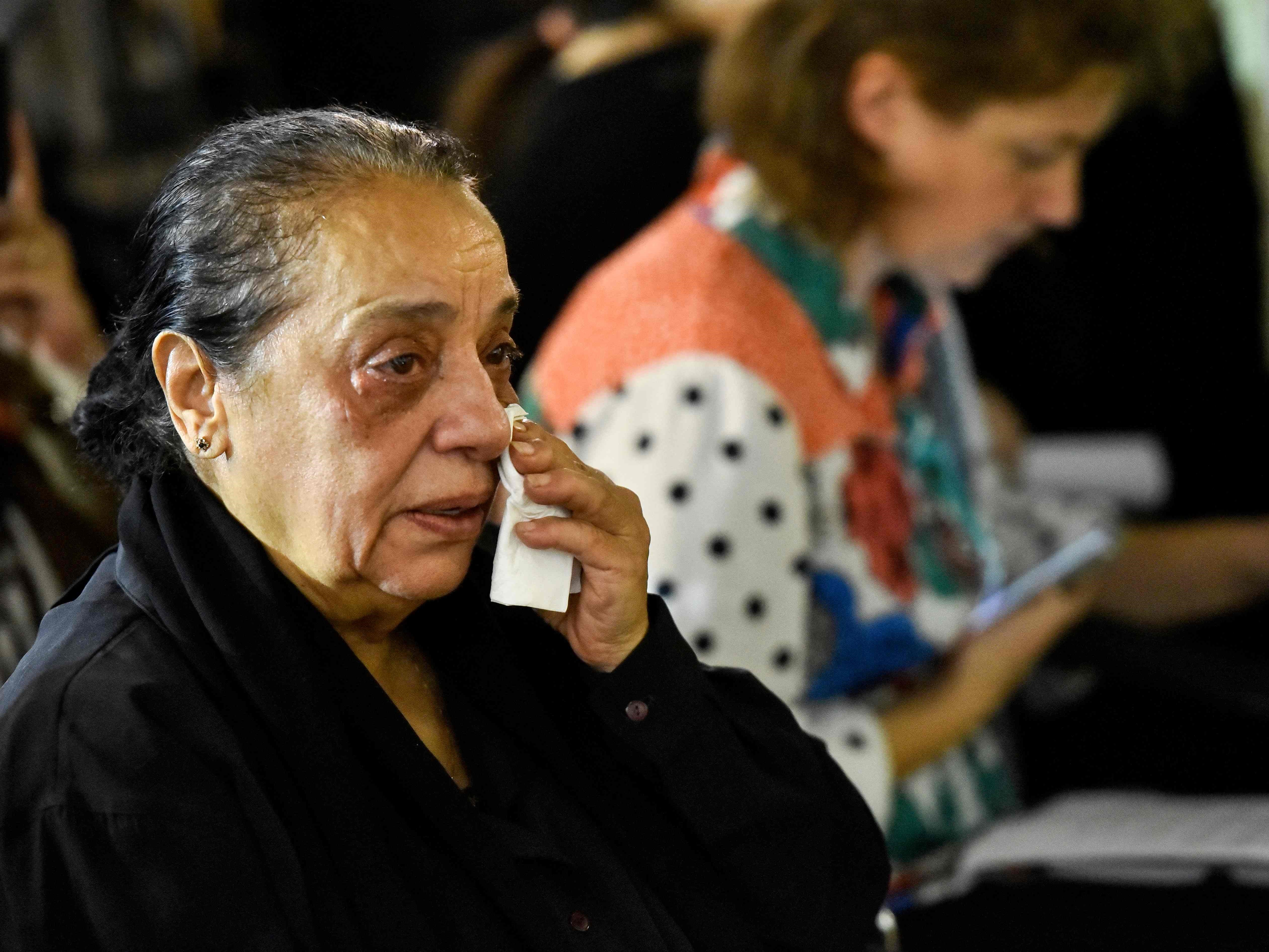 Laila Abdallah, bibi mendiang jurnalis visual Reuters Issam Abdallah, menangis saat konferensi pers bersama Human Rights Watch dan lainnya.