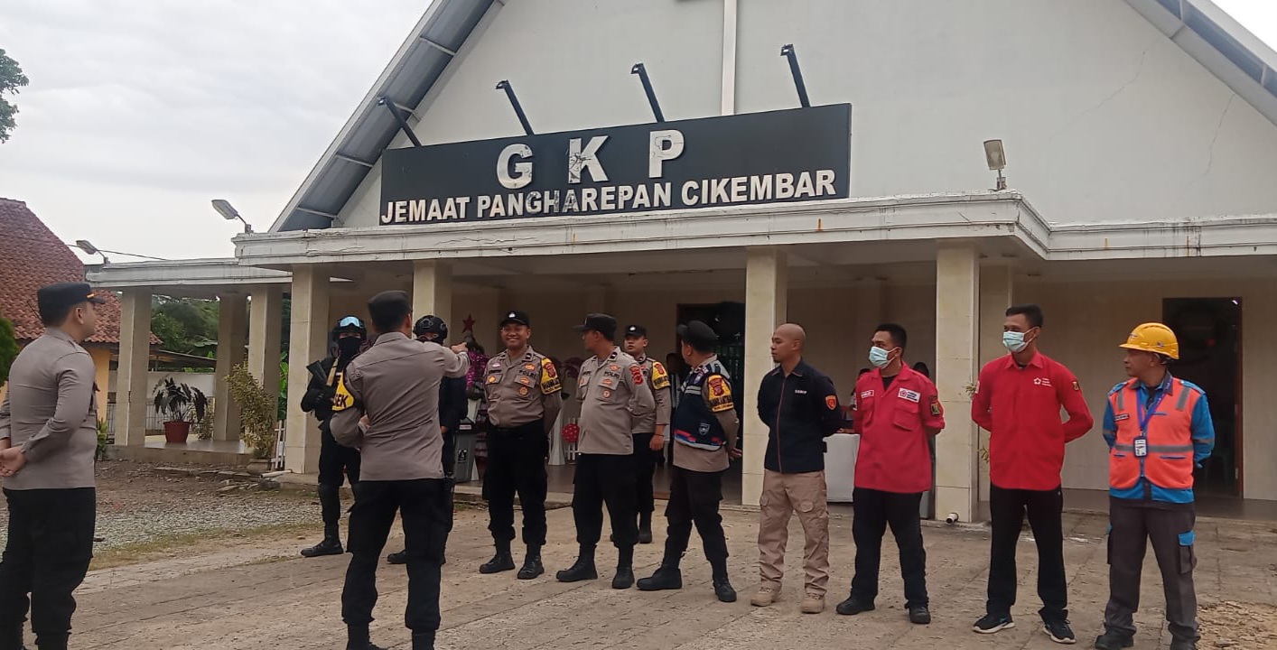 Anggota PMI Kabupaten Sukabumi bersama tim gabungan ikut mengamankan Natal