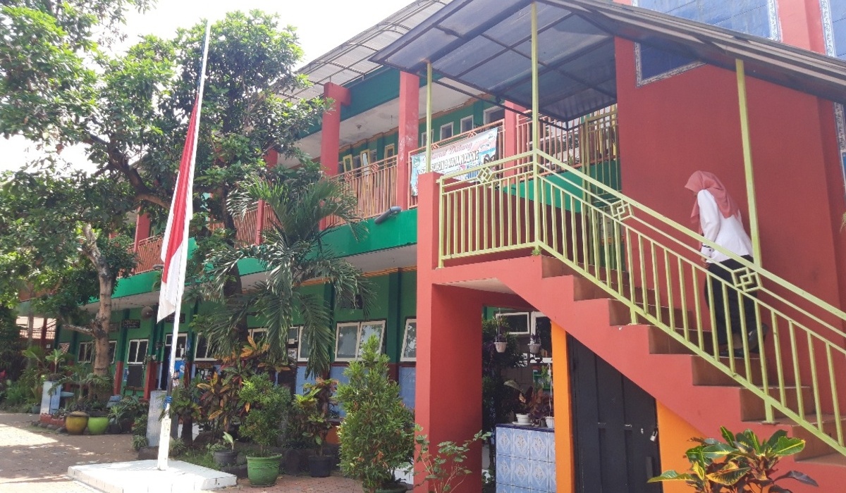 SD Sukun 3 Kota Malang tempat Wahaf Efendi yang bunuh diri dan membunuh keluarganya bekerja sebagai guru.