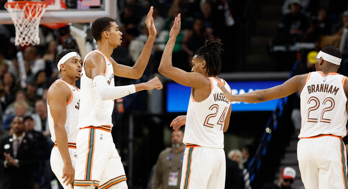 San Antonio Spurs mengakhiri rentetan kekalahan mereka dengan kemenangan 129-115 atas Los Angeles Lakers