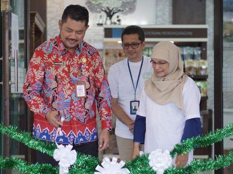 Kepala Dinas Koperindag Kabupaten Situbondo Edi Wiyono (kiri) dan Komisaris PT PII Mariatul Aini saat membuka Rumah Oleh-Oleh Situbondo.