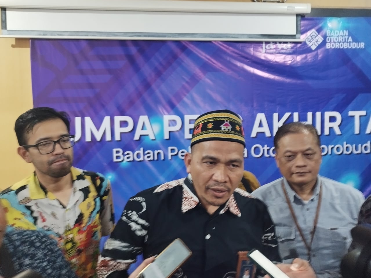  Kepala Badan Otorita Borobudur (BOB), Agustin Peranginangin (tengah) saat memberi keterangan pers.