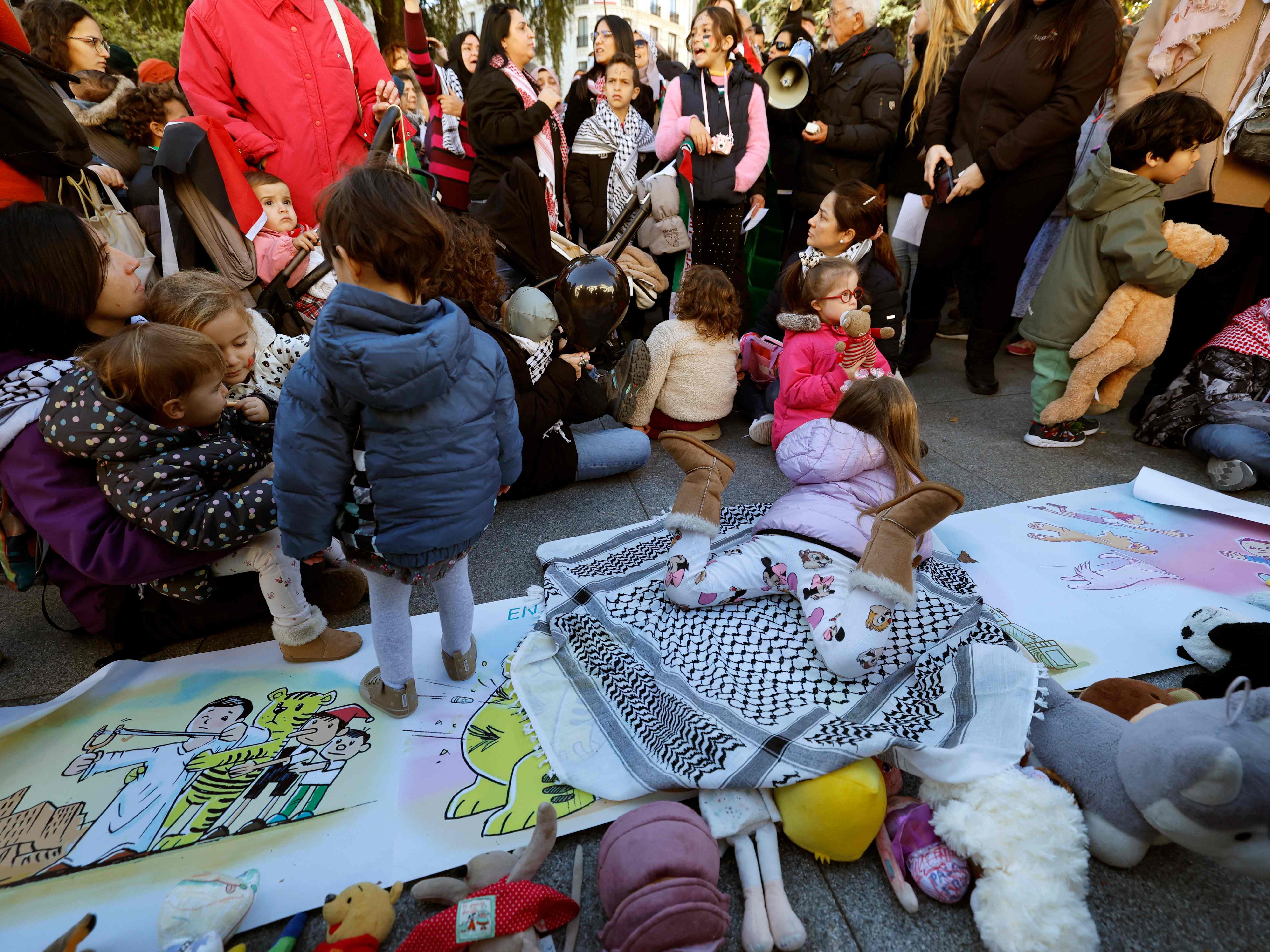 Anak-anak dan orangtua berkumpul untuk mendukung anak-anak Gaza, Palestina, saat demonstrasi di luar Kongres Deputi Spanyol, Madrid.