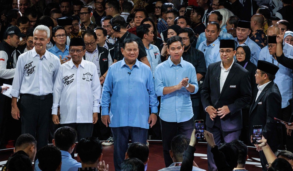 Tiga pasangan capres-cawapres Pilpres 2024 di debat perdana, Selasa, 12 Desember 2023 di Gedung KPU, Jakarta.