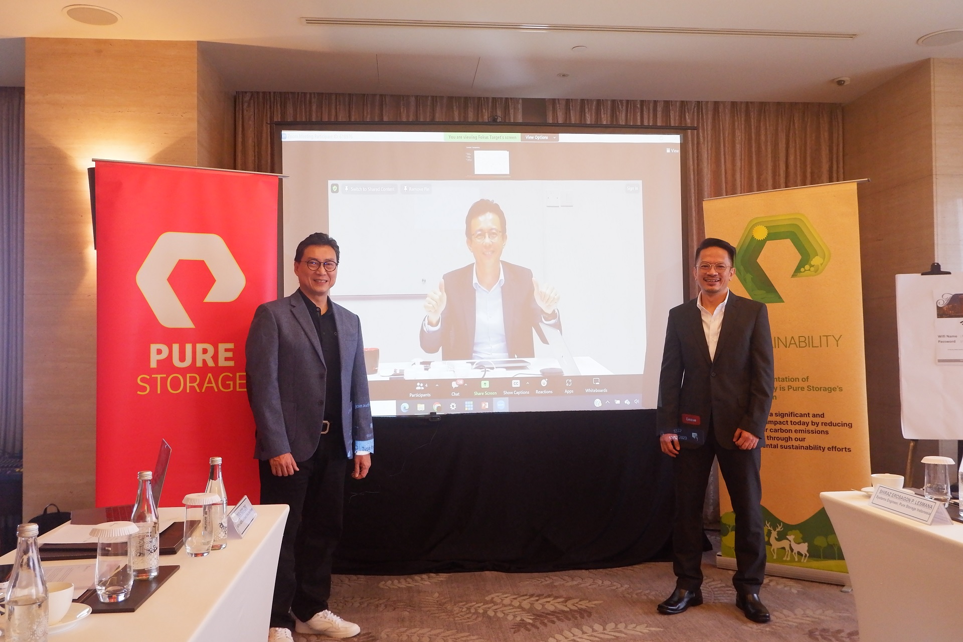 Area Vice President ASEAN and Greater China (AGC) Pure Storage, Chua Hock Leng dalam tangkapan layar zoom bersama Shiraz Erosagon (kanan)