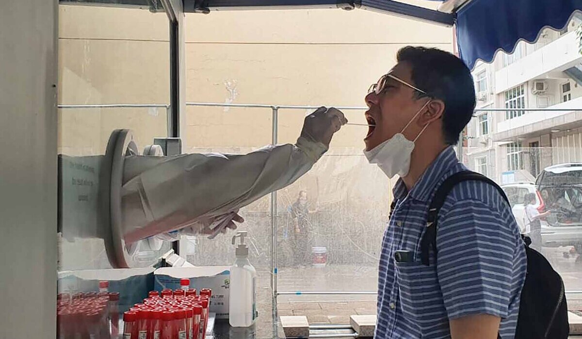 Warga melakukan tes usap di pos pelayanan terpadu covid-19.