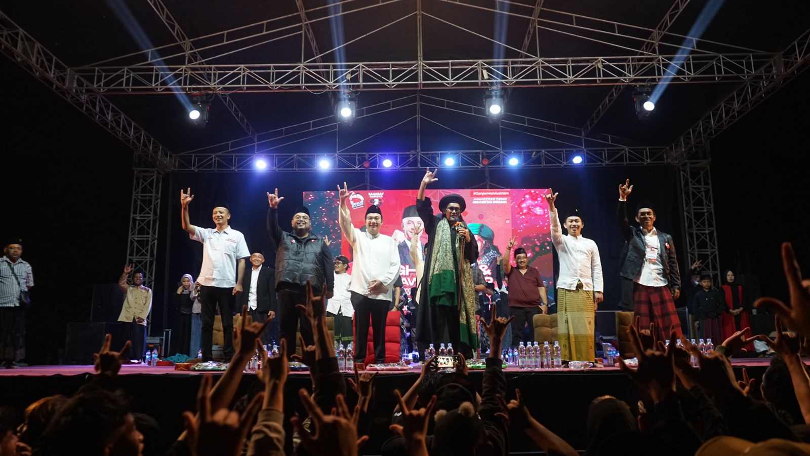 Relawan Sedulur Saklawase dan caleg PDIP Mochammad Herviano bersama  Gus Ali Gondrong menggelar Istghosah Akbar di Kendal, Jateng.