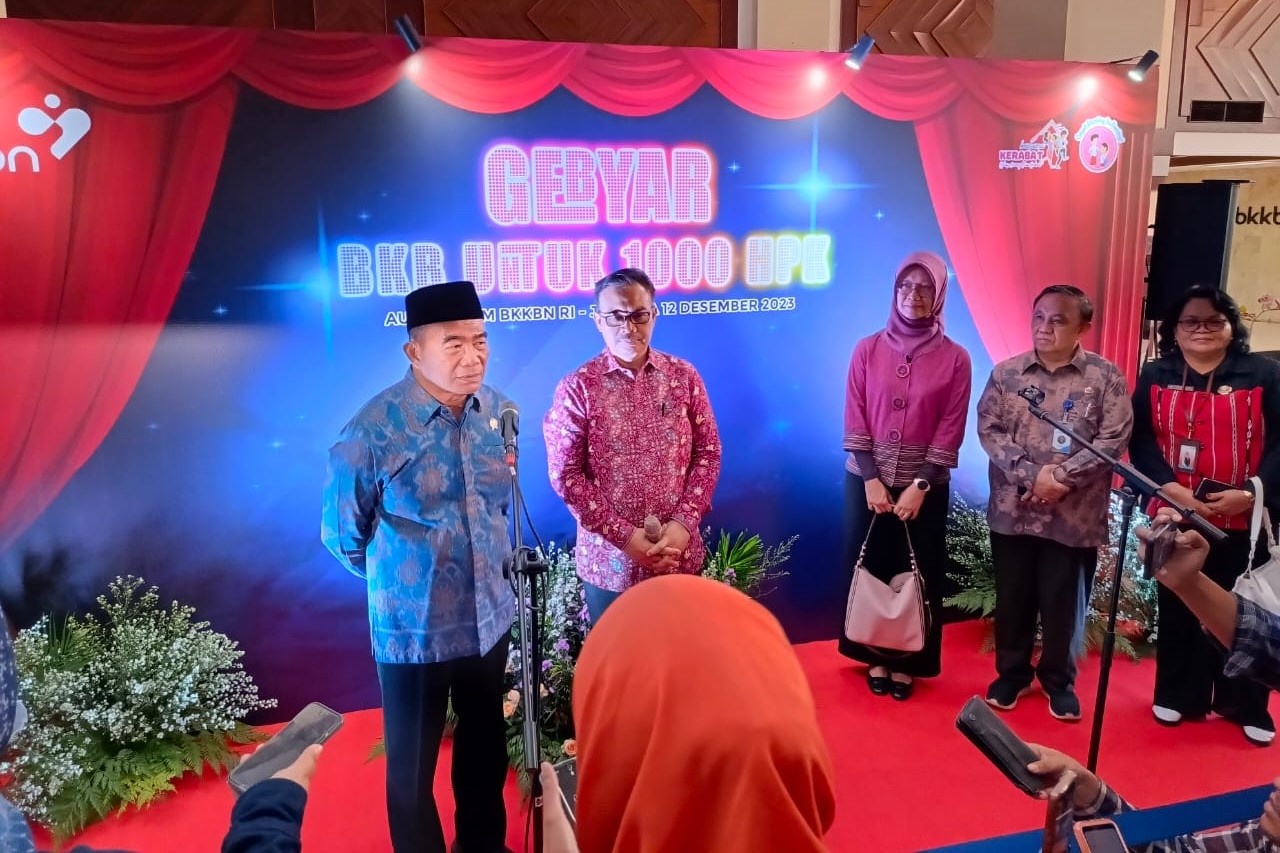 Menko PMK Muhadjir Effendi (kiri) dan Kepala BKKBN Hasto Wardoyo.