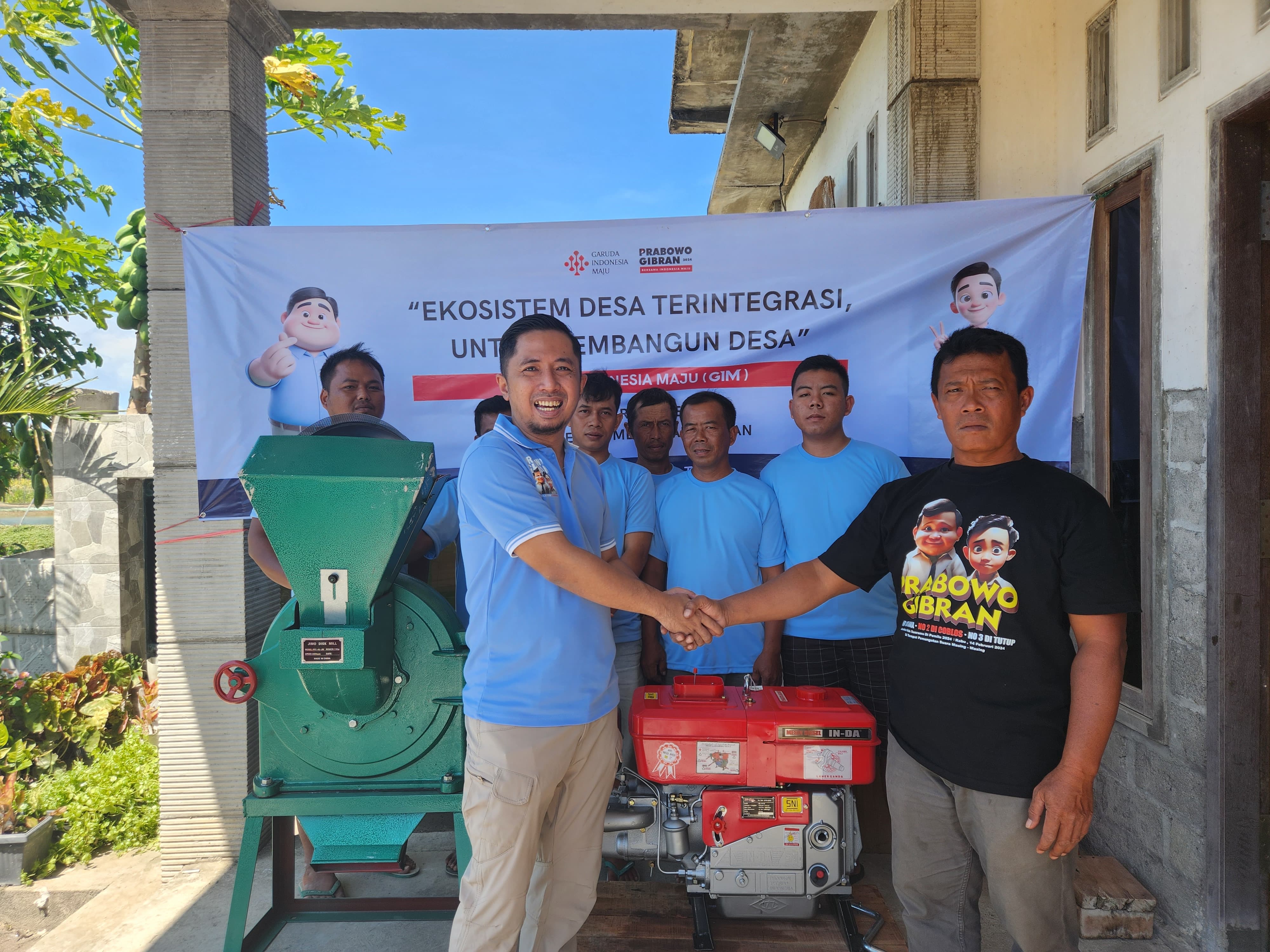 Relawan Garuda Indonesia Maju bagikan mesin pakan ikan ke warga Tulungagung