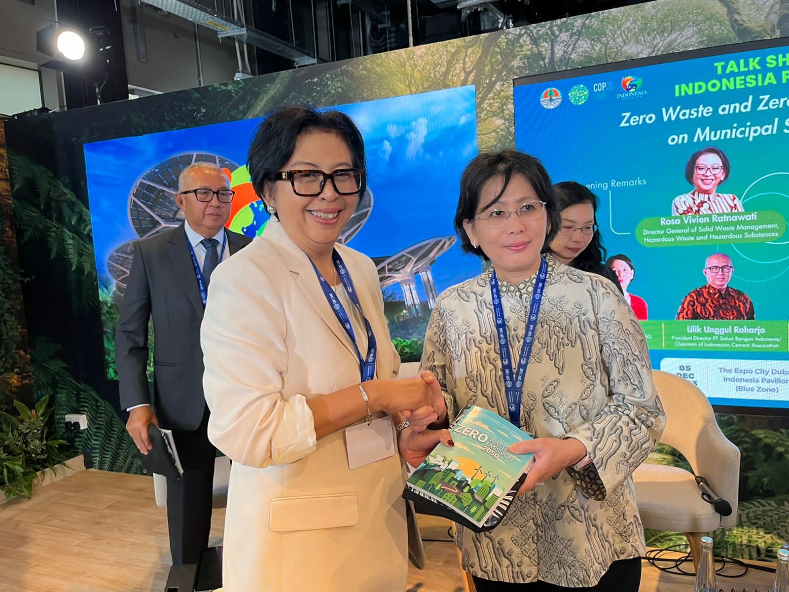 Dirjen PSLB3-KLHK Rosa Vivien Ratnawati (kiri) dan Direktur Sustainability PT Coca Cola Europacific, Lucy Karina.