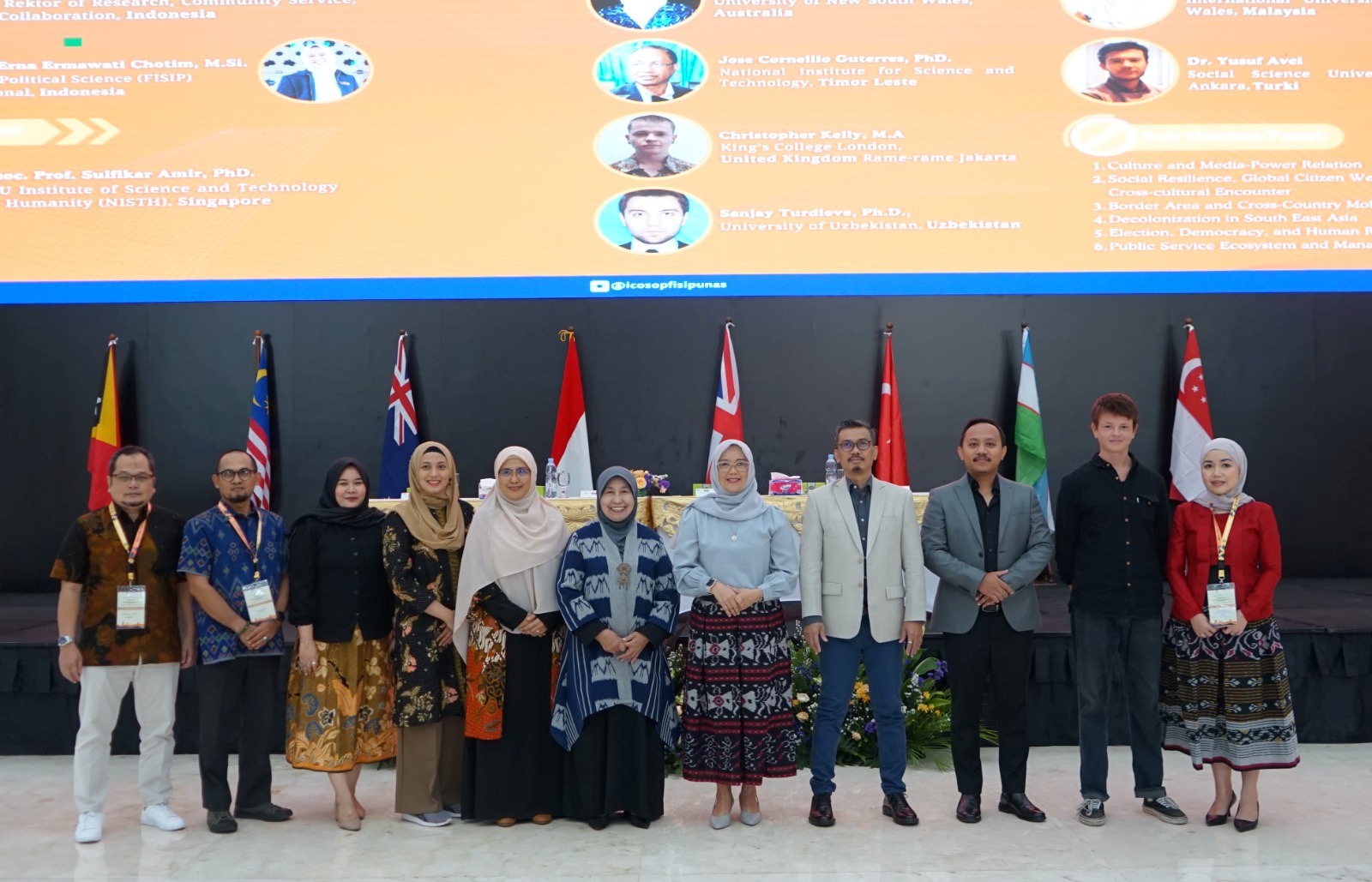 Dekan, dosen, dan pembicara melakukan foto bersama dalam kegiatan International Conference on Social Politics (ICOSOP) Fisip Unas 2023.