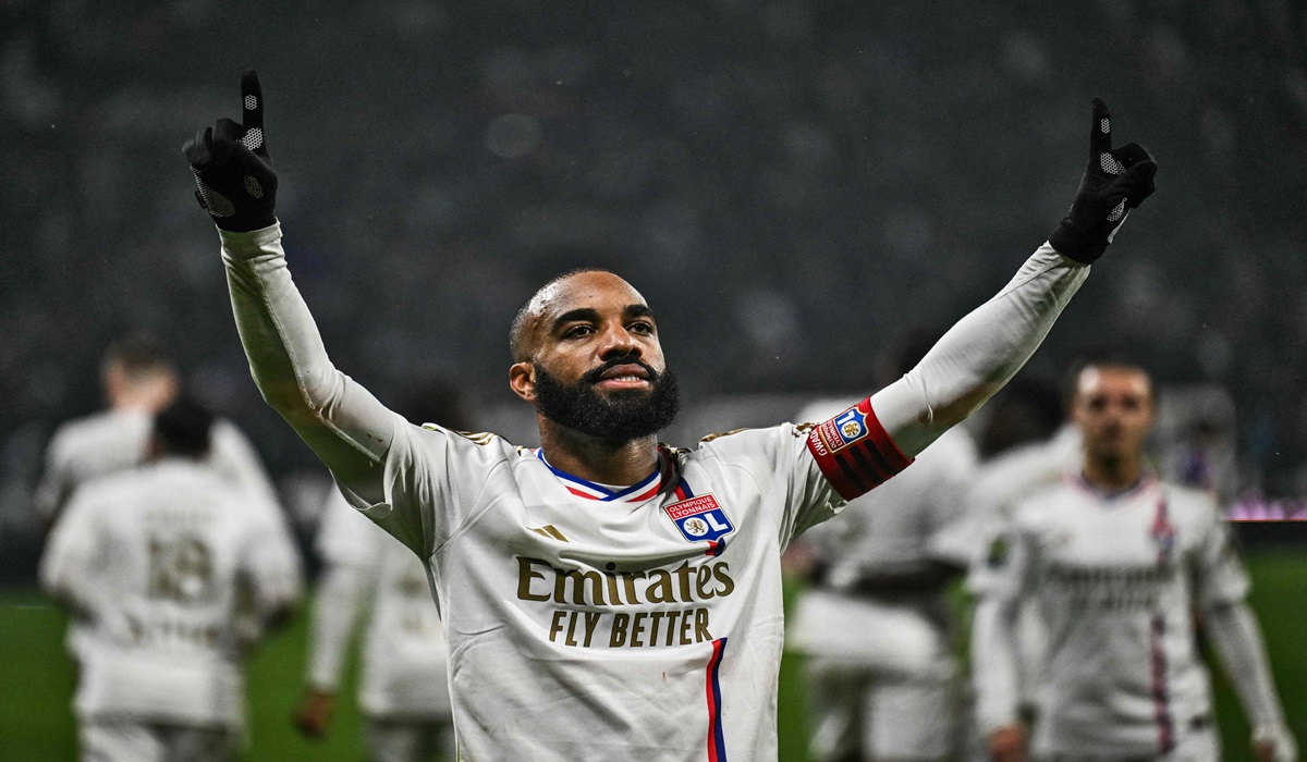 Penyerang Lyon Alexandre Lacazette melakukan selebrasi usai mencetak gol ke gawang Toulouse di laga Ligue 1. 