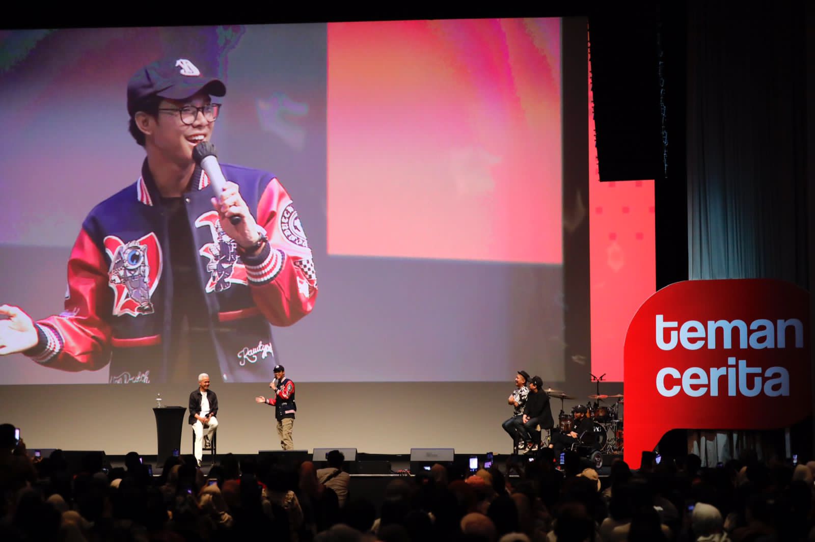 Keakraban Muhammad Zinedine Alam Ganjar Satu Panggung Bersama Ayahnya