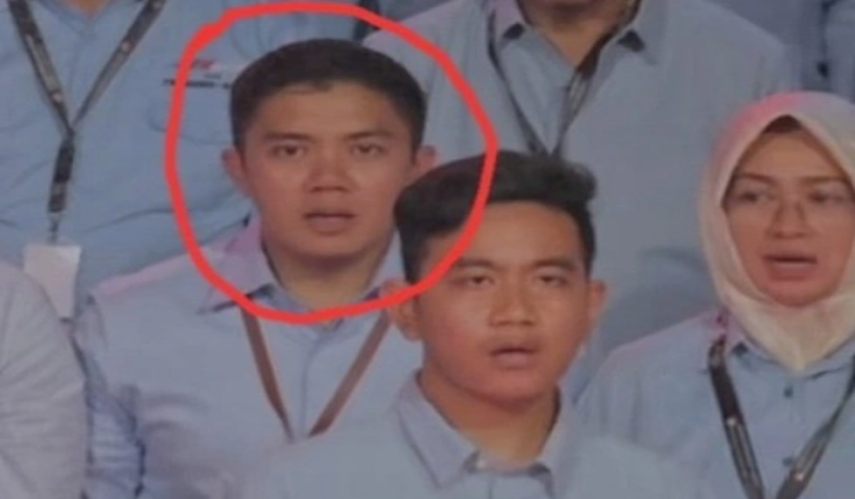 Ajudan Prabowo Mayor Teddy yang hadir di debat capres perdana.