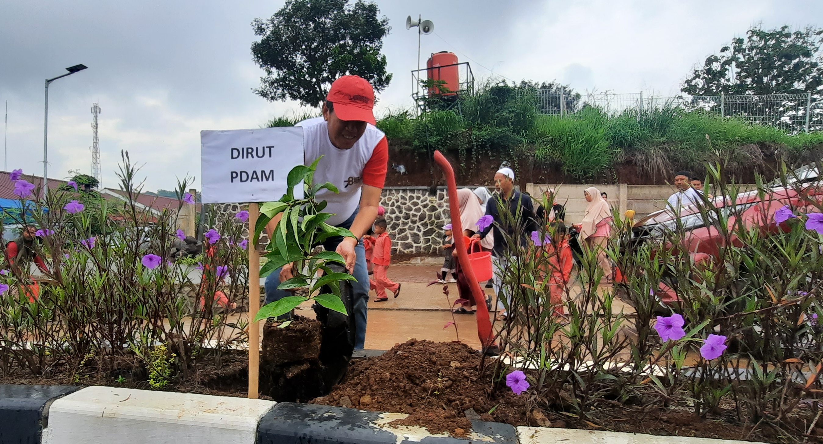 Direktur Utama Perumdam Tirta Mukti Kabupaten Cianjur, Budi Karyawan, saat melakukan penanaman pohon