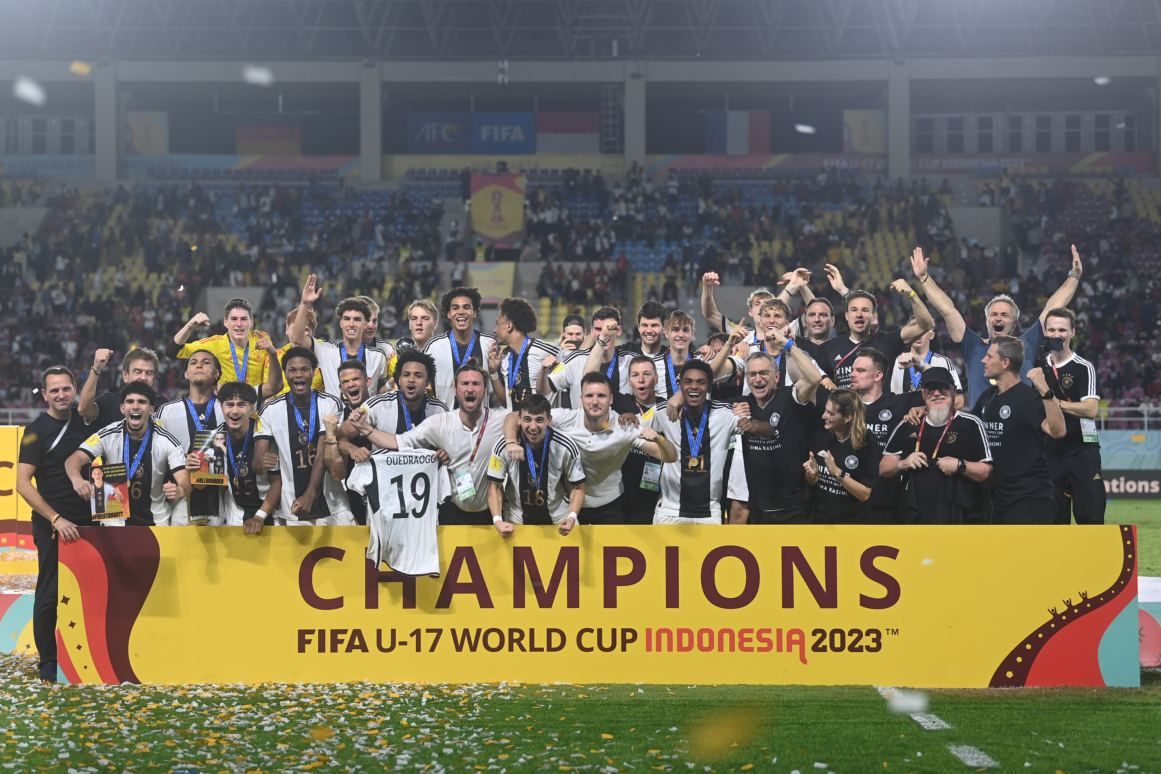 Pesepak bola Timnas Jerman dan ofisial tim mengangkat trofi juara Piala Dunia U-17 2023 usai mengalahkan Timnas Prancis