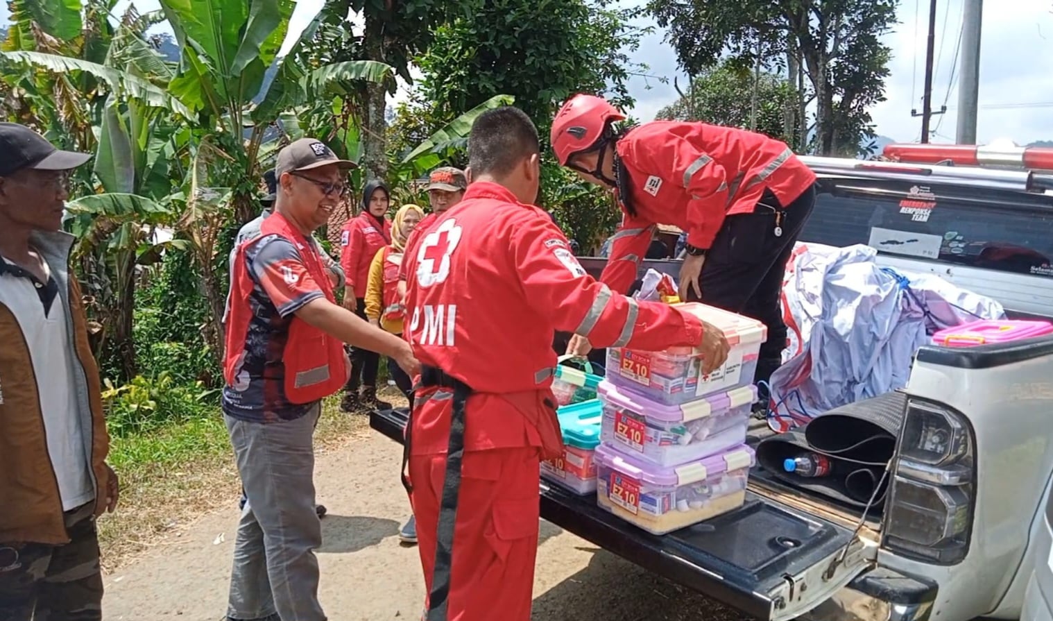 Petugas dari PMI Kabupaten Sukabumi menyalurkan bantuan untuk pengungsi akibat gempa