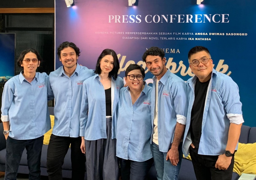 Sutradara dan para pemain film Heartbreak Motel dalam konferensi pers di Jakarta, Rabu (6/12/2023).