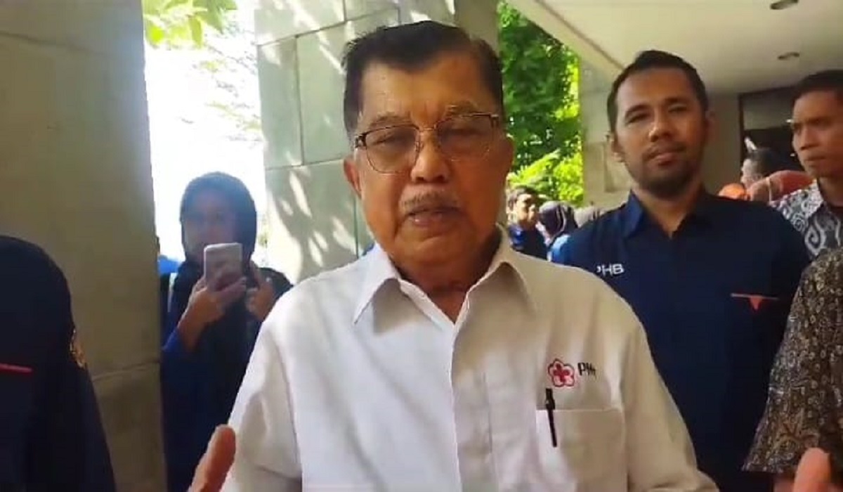 Wakil Presiden Ke-10 dan Ke-12 Jusuf Kalla usai memberikan kuliah umum di Poltek Harber tegal