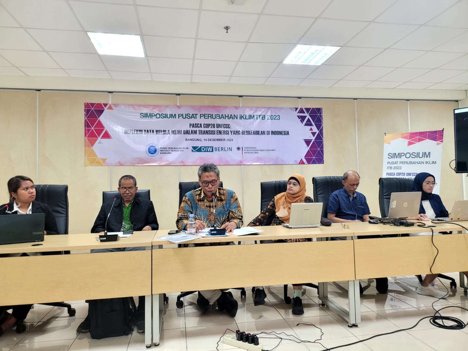 Tim dari Pusat Perubahan Iklim Institut Teknologi Bandung (PPI-ITB) menerangkan hasil penelitiannya tentang perubahan iklim di Indonesia