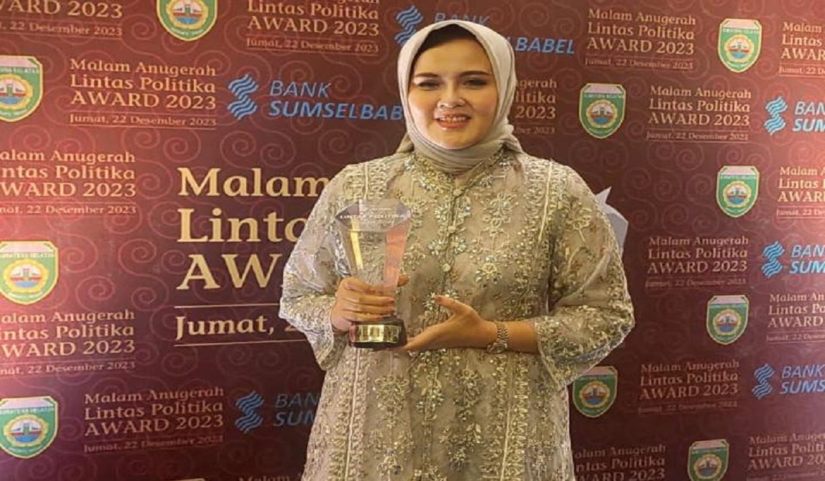 Sekjen PP Perbasi Nirmala Dewi meraih penghargaan di Lintas Politika Award 2023