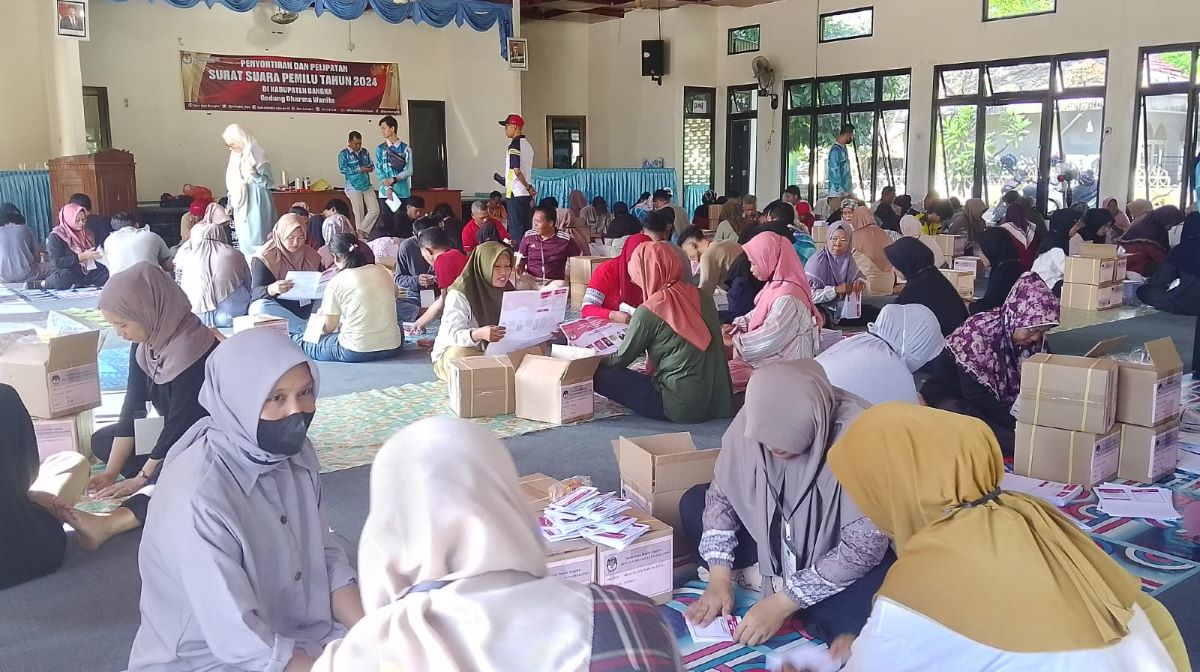 KPU Bangka menemukan 94 lembar surat suara rusak dari 120 ribu surat suara untuk pemilihan DPD RI.