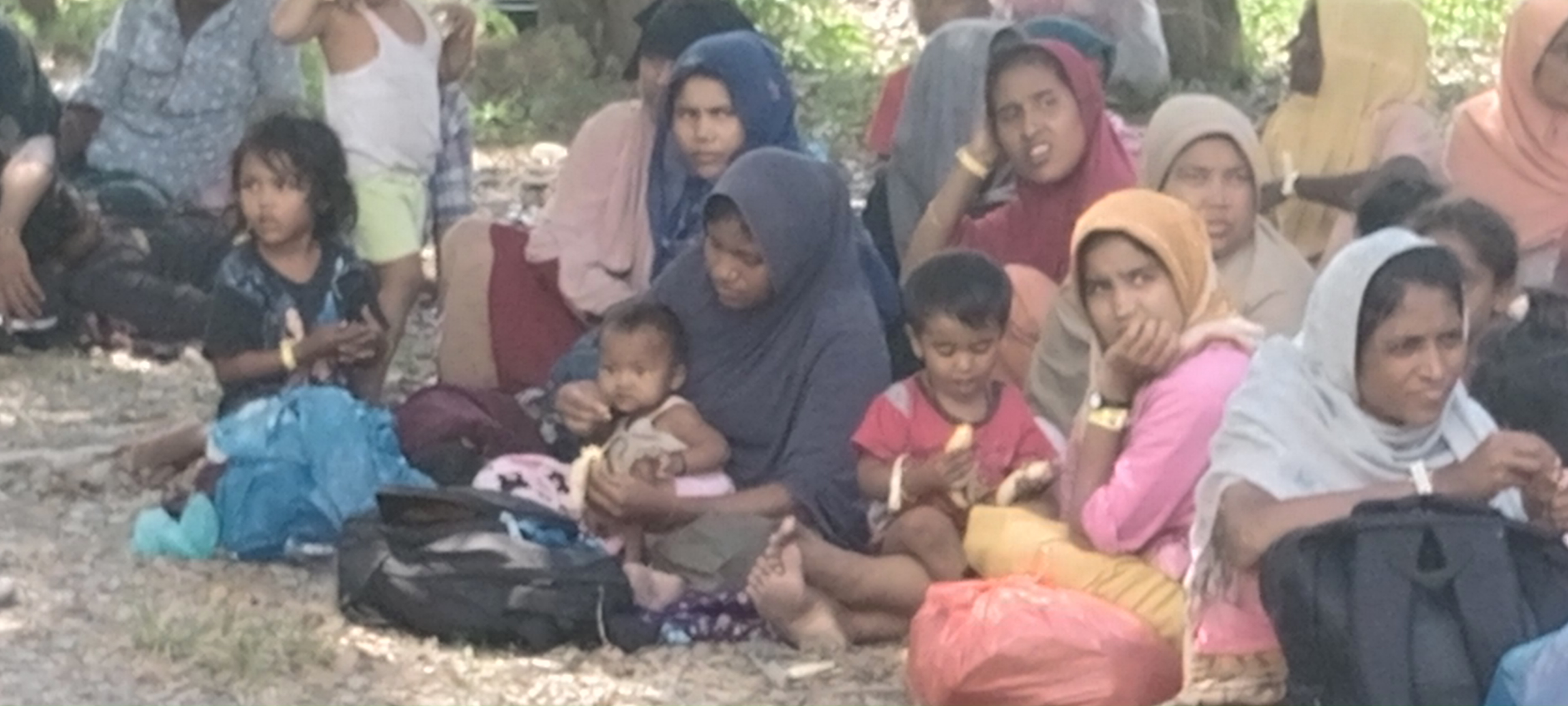 Pengungsi etnis Rohingya sedang beristirahat di halaman kantor Disdukcapil, Kabupaten Pidie, Provinsi Aceh di kawasan Kota Sigli.