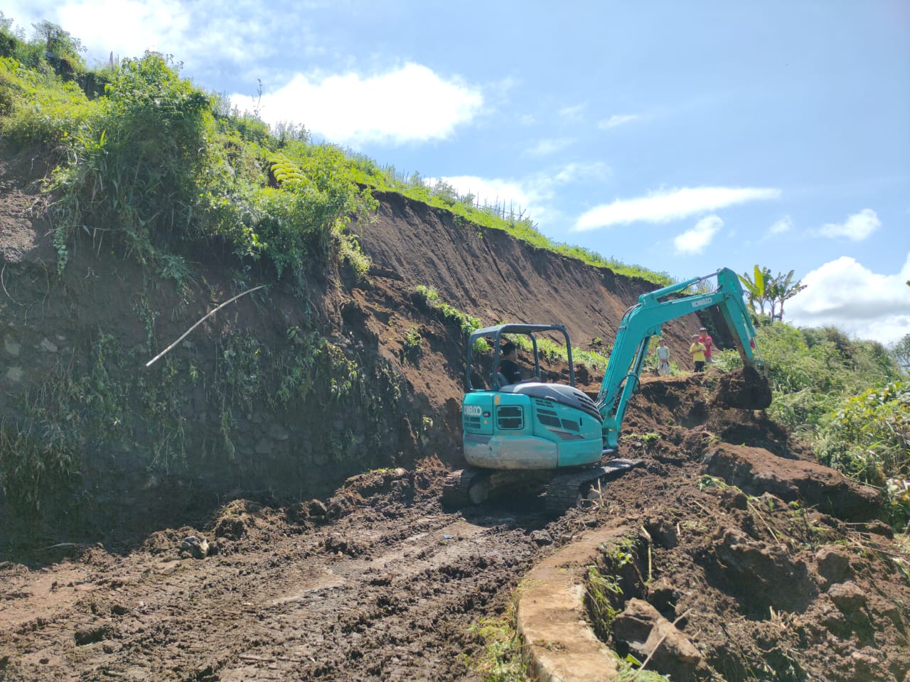 Dinas PUTR Cianjur Siagakan Alat Berat di Ruas Jalan Rawan Longsor