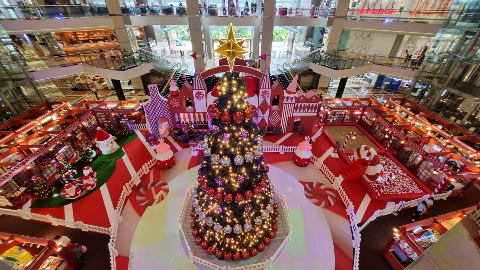 Pernak-pernik Natal dan Tahun Baru menghiasi salah salah satu pusat perbelanjaan di Jakarta