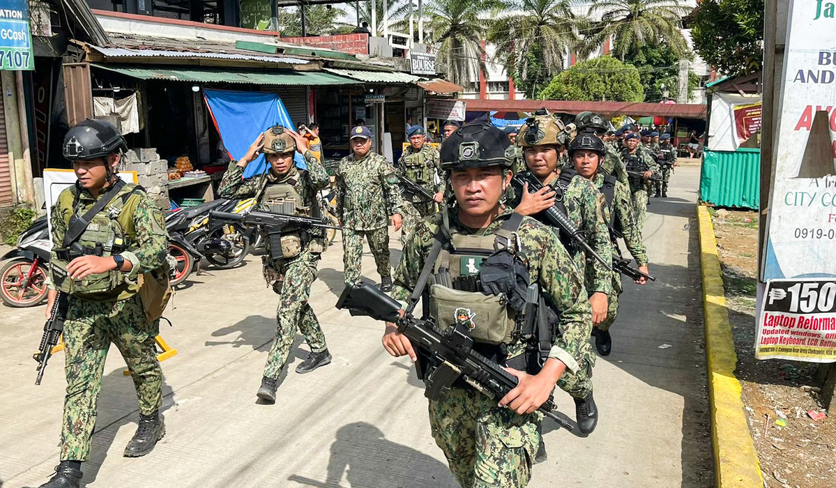 Militer Filipina mengamankan lokasi sekitar ledakan bom di acara Misa Katolik pada Minggu, 3 Desember 2023.