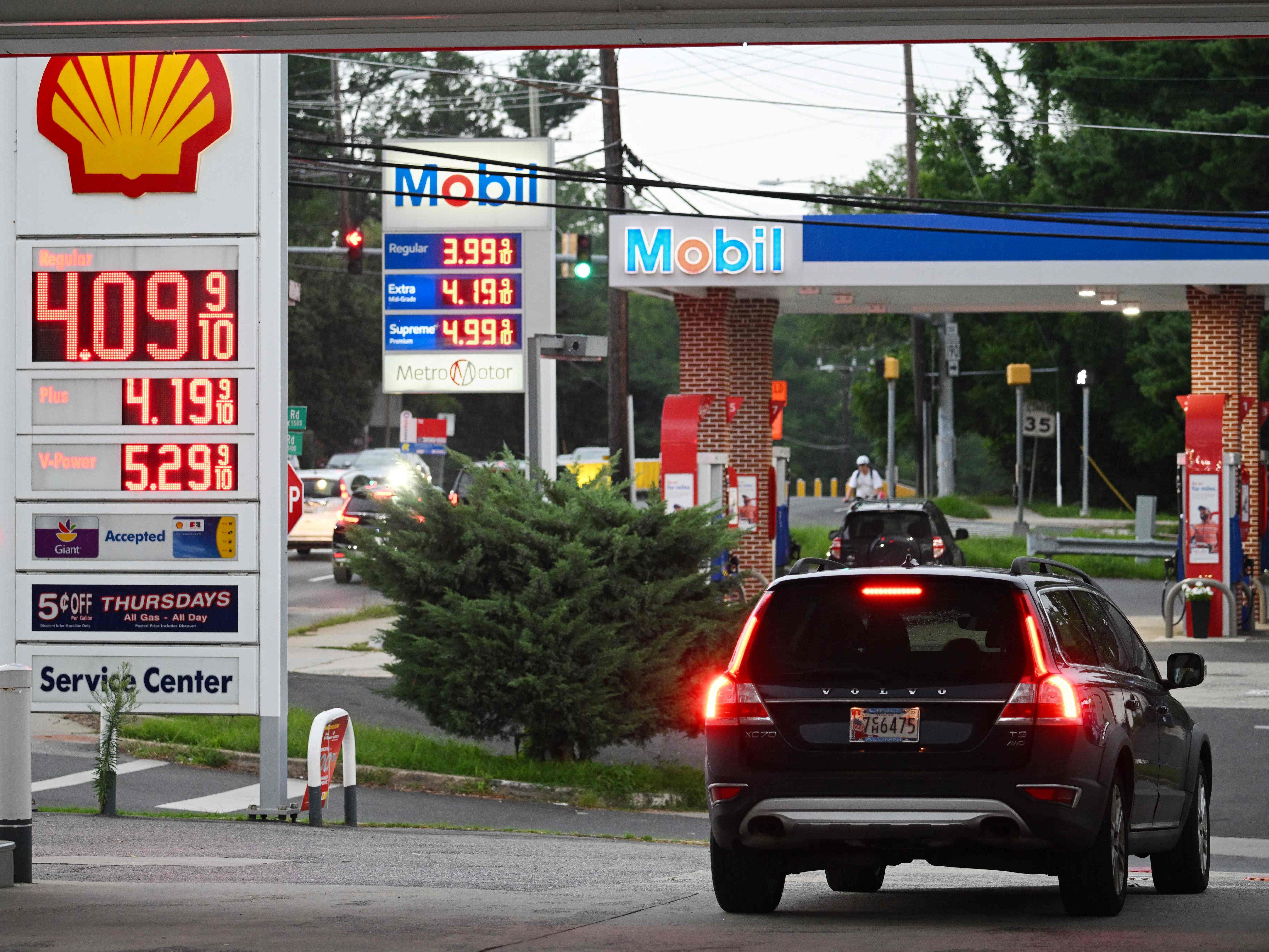 Papan nama pompa bensin menampilkan harga di Bethesda, Maryland, pada 6 Agustus 2023.