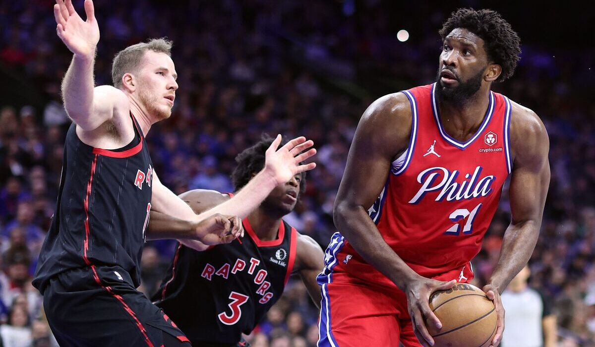 Pemain tim Philadelphia 76ers, Joel Embiid (kanan).