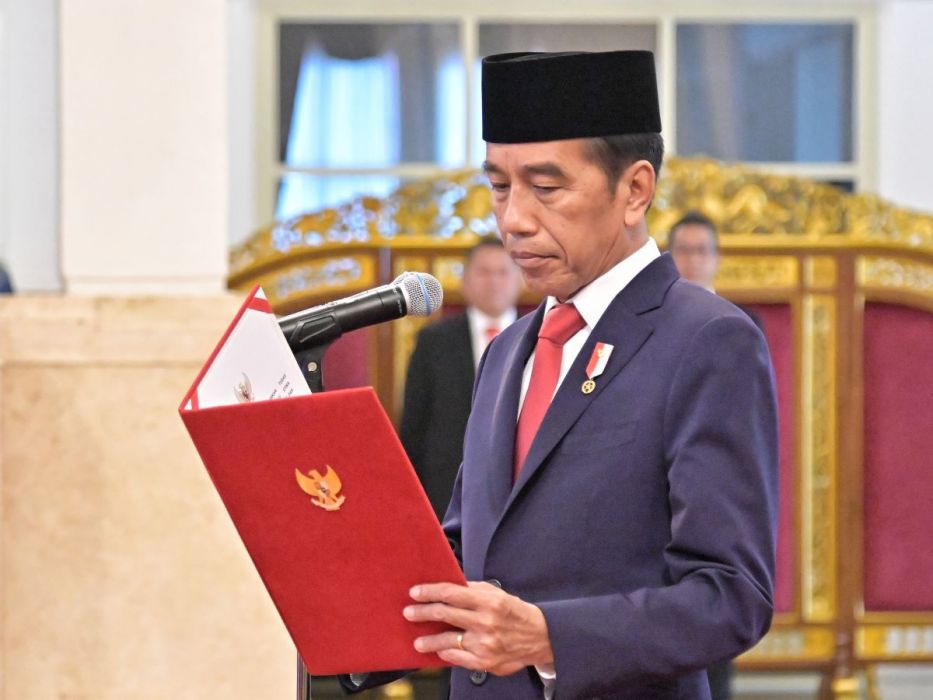 Presiden Jokowi saat melantik pejabat negara di Istana Negara, Jakarta.
