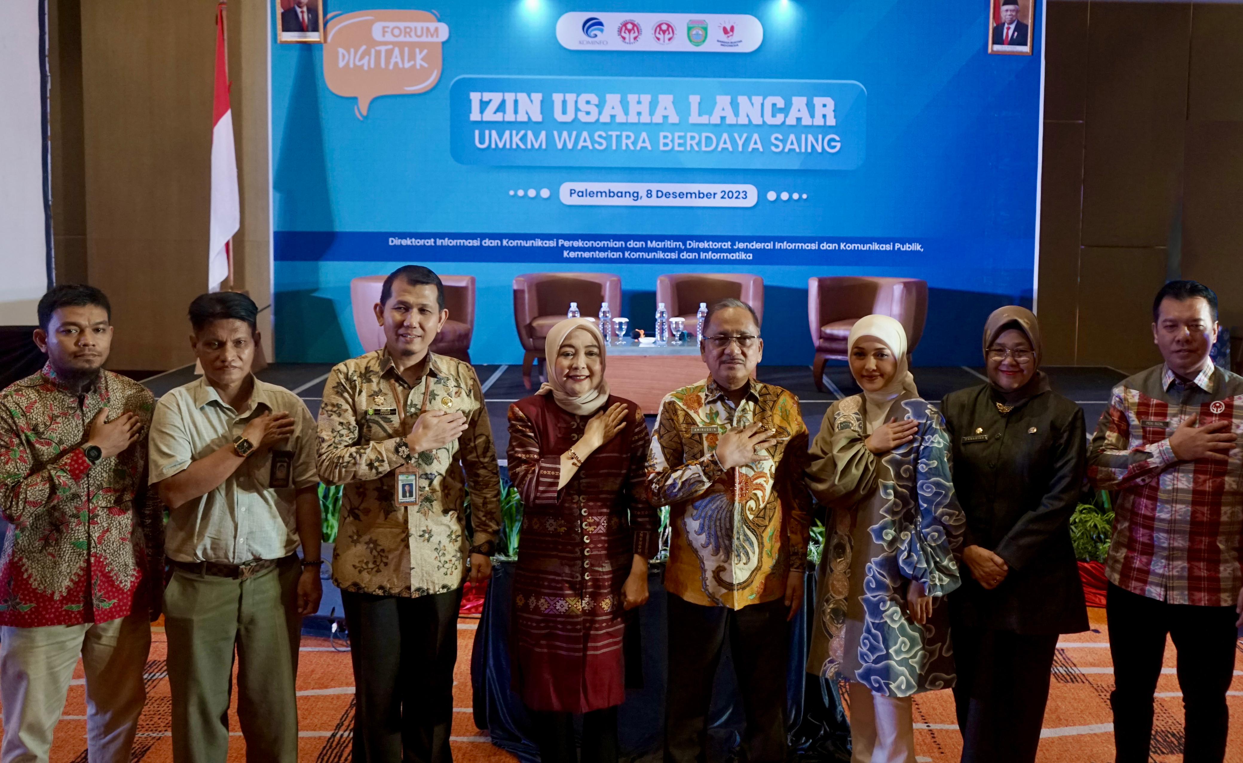 Para Narasumber bersama pejabat Provinsi Sumatra Selatan pada Forum Digitalk: “Izin Usaha Lancar, UMKM Wastra Berdaya Saing” di Palembang.