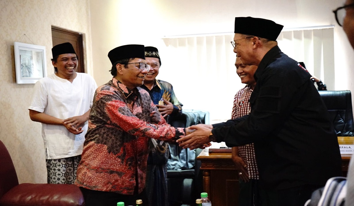 Penyerahan ambulans dari Sahabat Ganjar